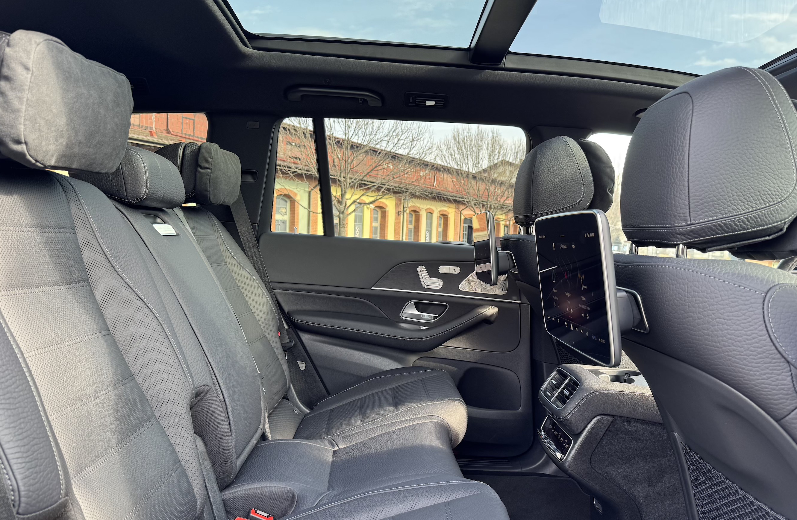 MERCEDES GLS 450d AMG ULTIMATE | FACELIFT | SKLADEM | ČESKÉ PŘEDVÁDĚCÍ AUTO | ŠEDÁ S ČERNOU KŮŽÍ | MAXIMÁLNÍ VÝBAVA | MBUX TABLETY VZADU | VIP SLEVA | NÁKUP ONLINE | AUTOiBUY.com
